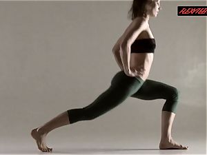 Razdery Noga in tight yoga pants